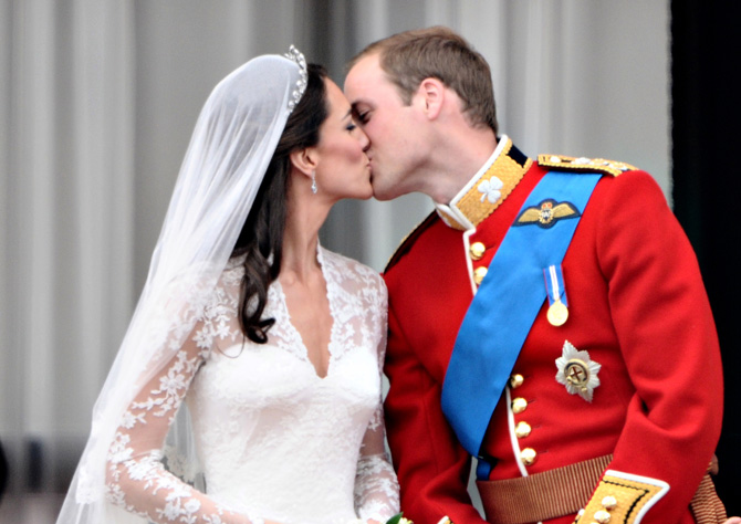 Kate e William: il bacio della coppia del momento Kate e William: il bacio della coppia del momento