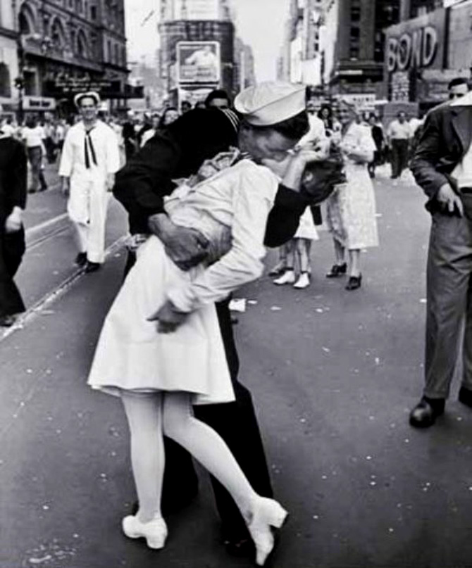 Il bacio che ha segnato la storia: 15 agosto 1945 Il bacio che ha segnato la storia: 15 agosto 1945