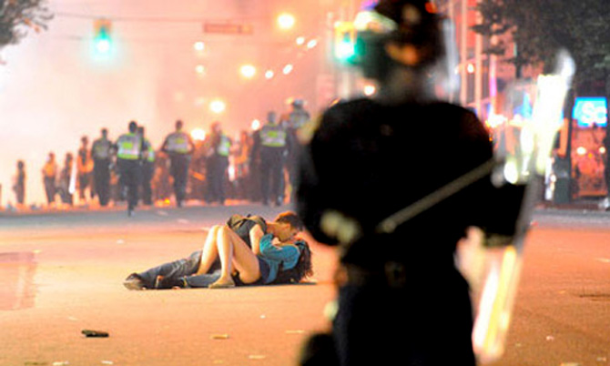 Vancouver Riot Kiss: amore e guerra Vancouver Riot Kiss: amore e guerra