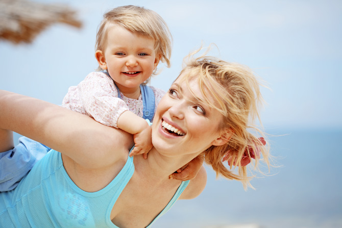 Mamma e bambino felici sulla spiaggia! Mamma e bambino felici sulla spiaggia!