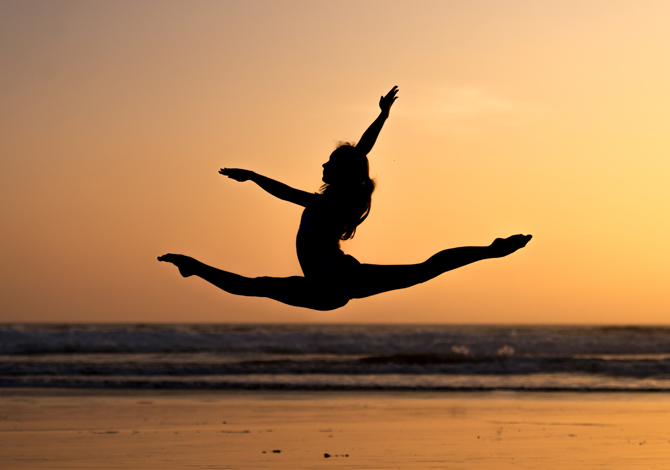 giornata-internazionale-danza-ragazza-balla-spiaggia