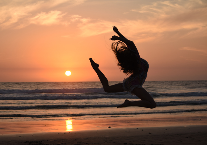 giornata-internazionale-danza-ragazza-balla-spiaggia