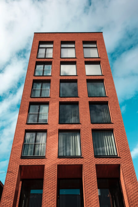 Fotografia di un condominio con grandi finestre che creano linee parallele