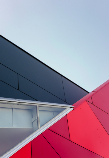 Fotografia di un dettaglio di un edificio colorato dalle linee oblique