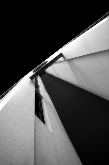 Fotografia prospettica in bianco e nero di un edificio dalle linee marcate