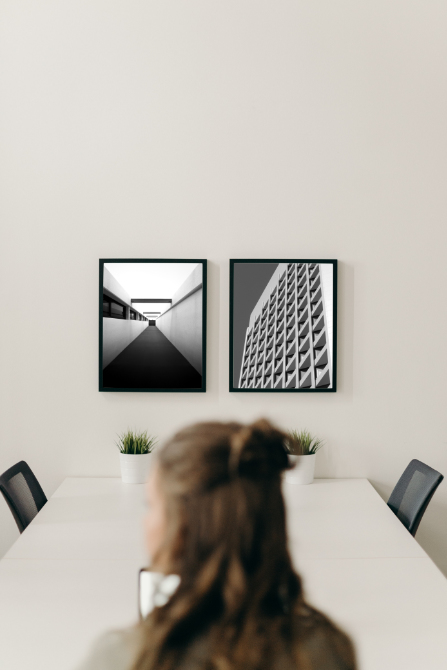 Due quadri con fotografie di architettura appesi in un muro di casa