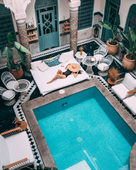 Donna in riva alla piscina