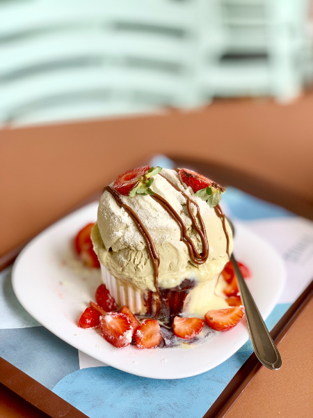 Food photography di un gelato fatto in casa con fragole e cioccolato