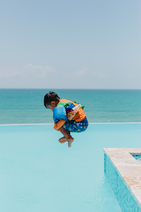 Bambino mentre si sta tuffando in piscina