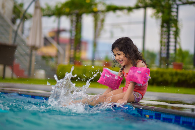 Bambina a bordo piscina