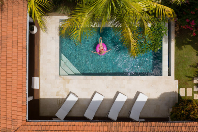 Donna sopra un materassino in piscina