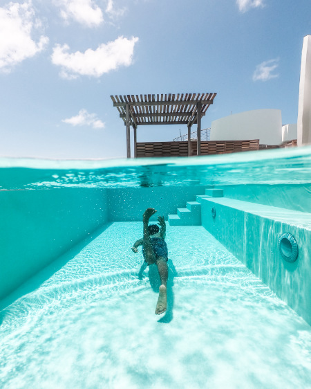 Fotografia subacquea di una persona che nuota in piscina
