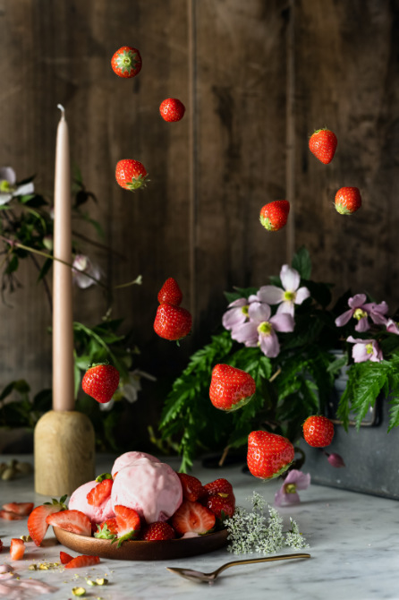Food photography di un gelato homemade alla fragola con fragole sospese