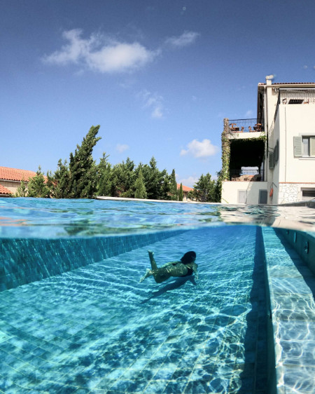 Fotografia subacquea di una persona che nuota in piscina