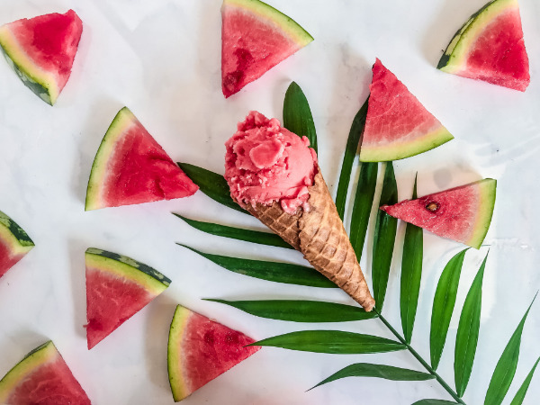 Food photography di un cono gelato all'anguria