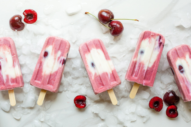 Food photography di ghiaccioli alle ciliegie