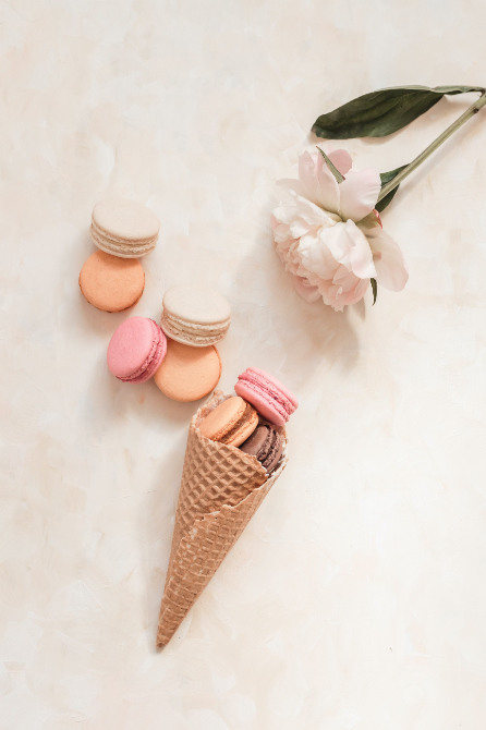 Food photography di macaroons e un cono gelato