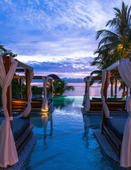 Piscina fotografata al tramonto
