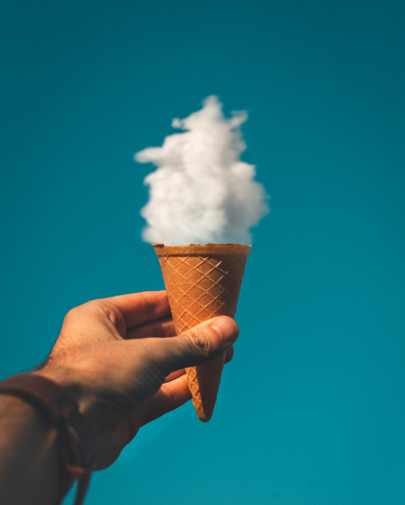 Cono gelato con nuvola al posto della pallina