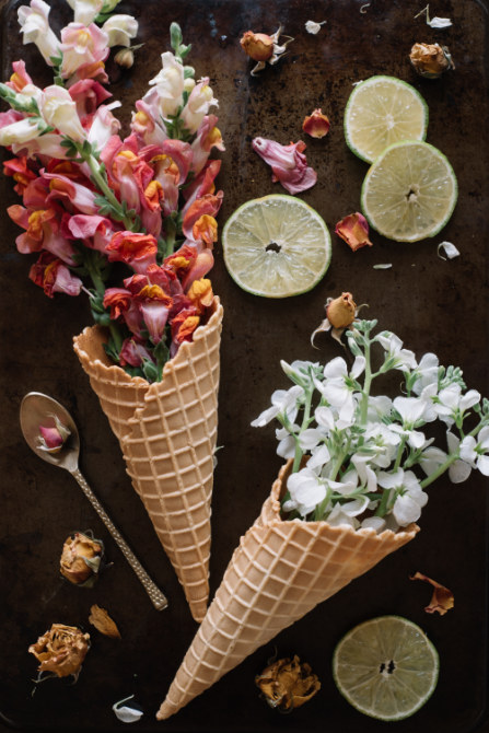 Coni gelato con fiori al posto delle palline