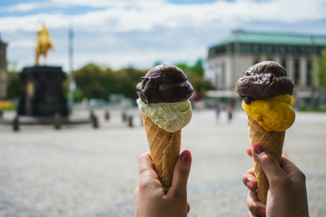 Due coni gelato in primo piano con paesaggio fuori fuoco