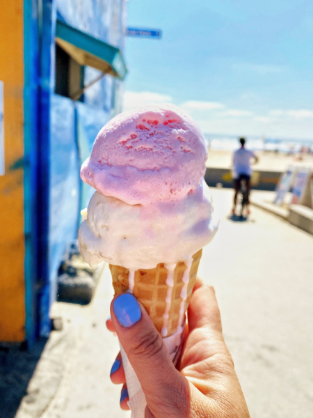 Food photography di un cono gelato al mare