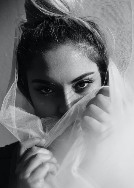 Fotografia di ritratto in bianco e nero di una ragazza