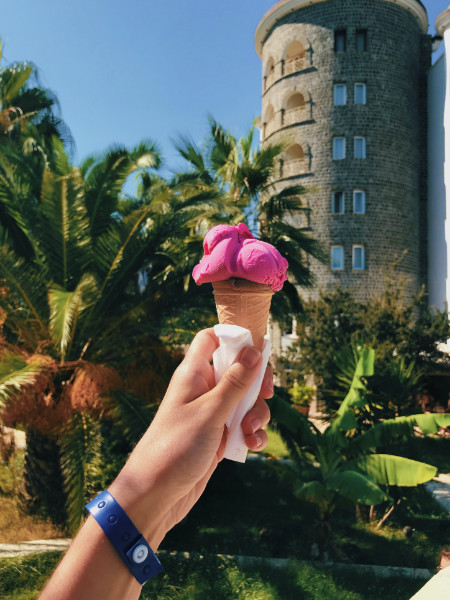 Food photography di un cono gelato rosa