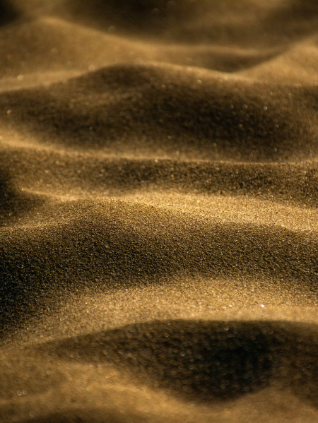 Dettaglio della spiaggia dorata alla luce della luna