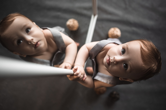Bambino allo specchio