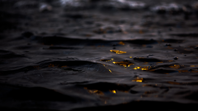 Dettaglio del mare che riflette la luce della luna