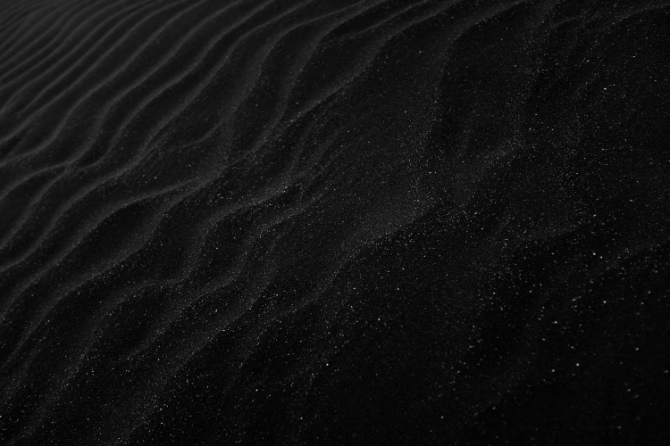Dettaglio della spiaggia alla luce della luna