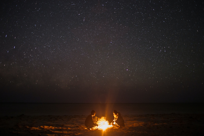 Fotografia di un falò in spiaggia di notte