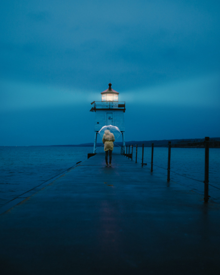 Fotografia di una persona che raggiunge un faro