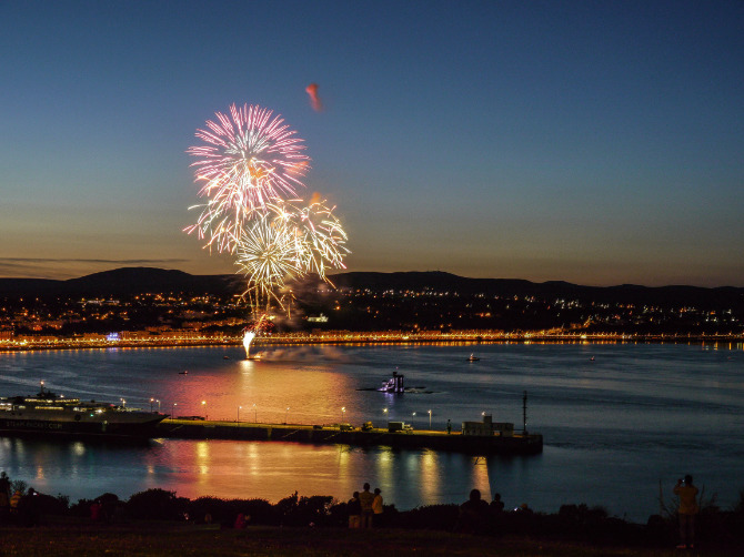 Fotografia di fuochi d'artificio in mezzo al mare