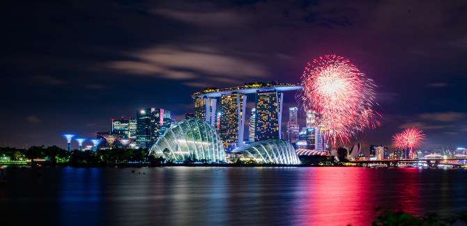 Fotografia di fuochi d'artificio in mezzo al mare