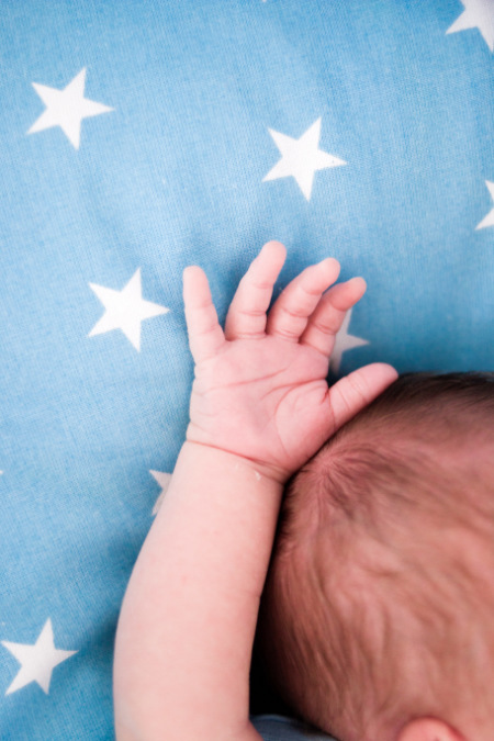 Fotografare i bambini: dettaglio della mano di un neonato