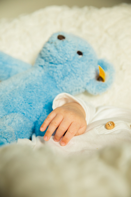 Fotografare i bambini: dettaglio della mano di un neonato