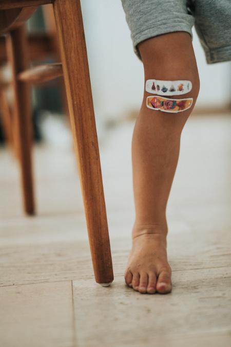 Fotografare i bambini: foto dettaglio della gamba di un bambino