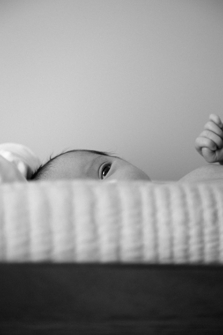 Foto dettaglio in bianco e nero del viso di un bambino