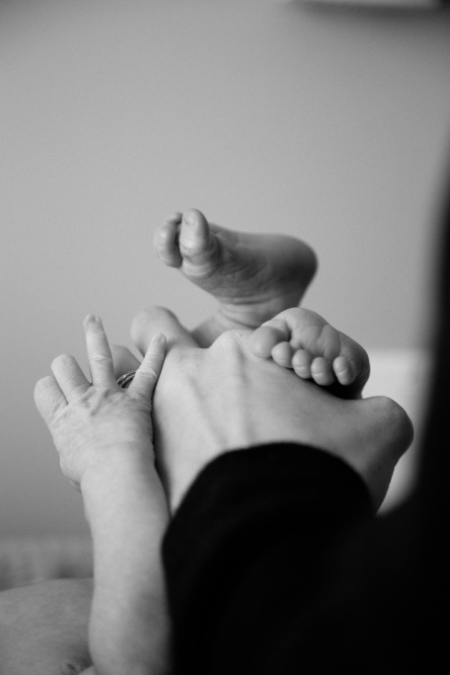 Foto dettaglio in bianco e nero dei piedi di un neonato