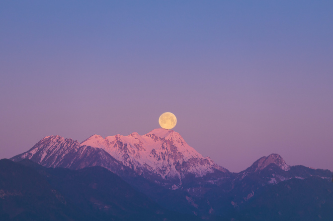 Fotografia della luna piena con paesaggi in primo piano