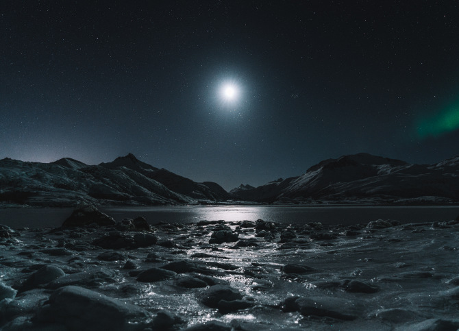 Fotografia del mare di notte illuminato dalla luna