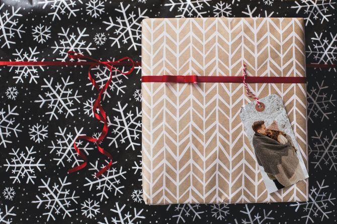 Pacchetto regalo con decorazioni fai da te con foto
