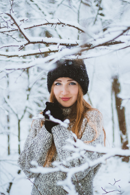 Ritratto di una donna in un paesaggio innevato