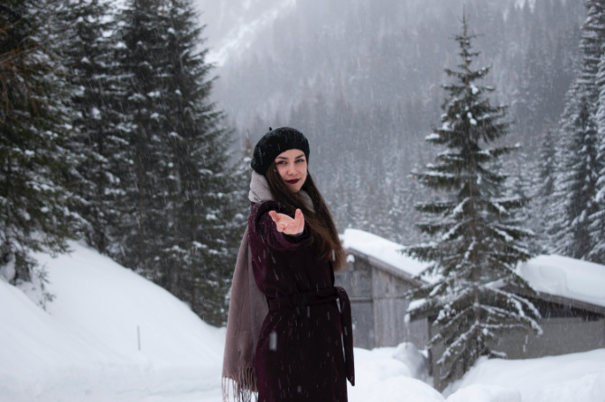 Ritratto di una donna in un paesaggio innevato
