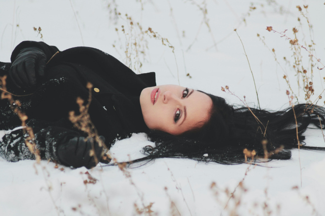 Ritratto di una donna in un paesaggio innevato