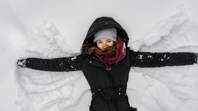 Ritratto di una donna in un paesaggio innevato