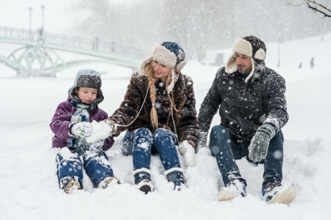 Ritratto di famiglia in un paesaggio innevato