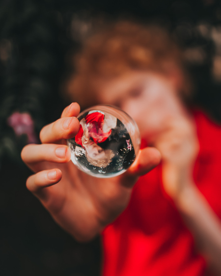 Fotografia di ritratto con la sfera di cristallo